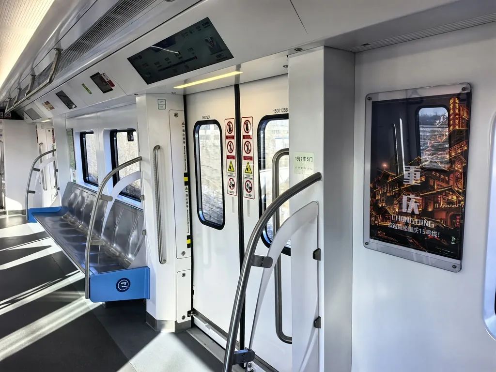 城軌快線15號(hào)線首列車(chē)車(chē)廂內(nèi)部。重慶交通開(kāi)投鐵路集團(tuán)供圖
